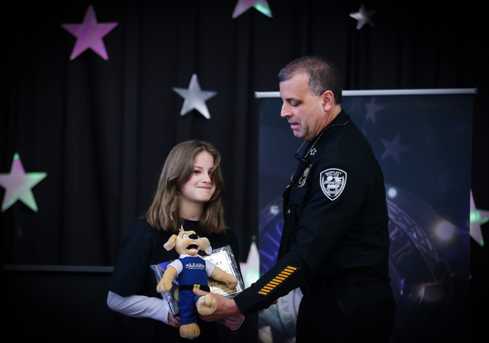 <strong>Bartlett police chief Jeff Cox hands out a first place award for to Dilynn Brown at the end of a Bartlett Police Department L.E.A.D. program at Oak Elementary School.</strong> (Patrick Lantrip/The Daily Memphian)