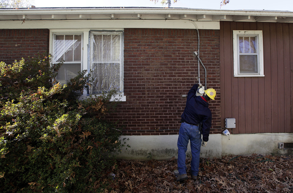 <strong>Nate Guyton of Memphis Light, Gas and Water installs a Smart Meter on a house in the Cooper-Young neighborhood.</strong> (Lance Murphey/The Daily Memphian file)