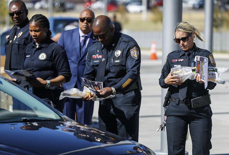 <strong>Memphis police officers give away steering wheel locks on Oct. 26, 2022 at the Austin Peay Station.&nbsp;</strong>(Mark Weber/The Daily Memphian file)