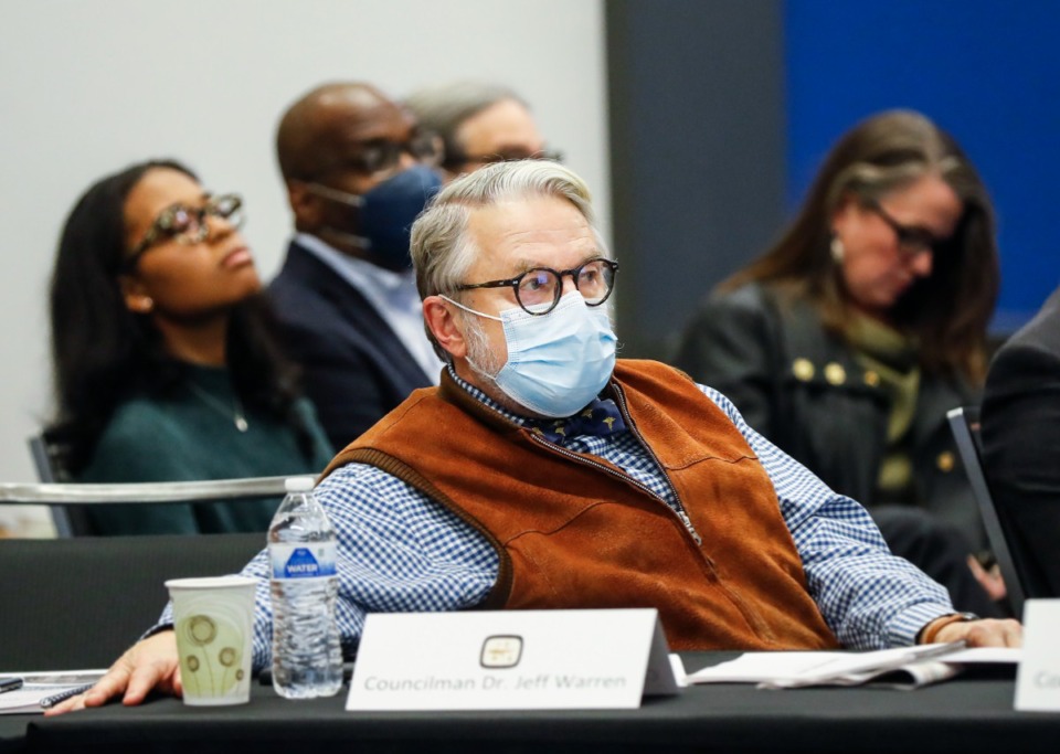 <strong>Memphis City Council members plan to introduce a referendum ordinance in the near future that would require future mayoral candidates live in the city for at least one year before taking office, according to Councilman Jeff Warren (center).</strong> (Mark Weber/Daily Memphian file)