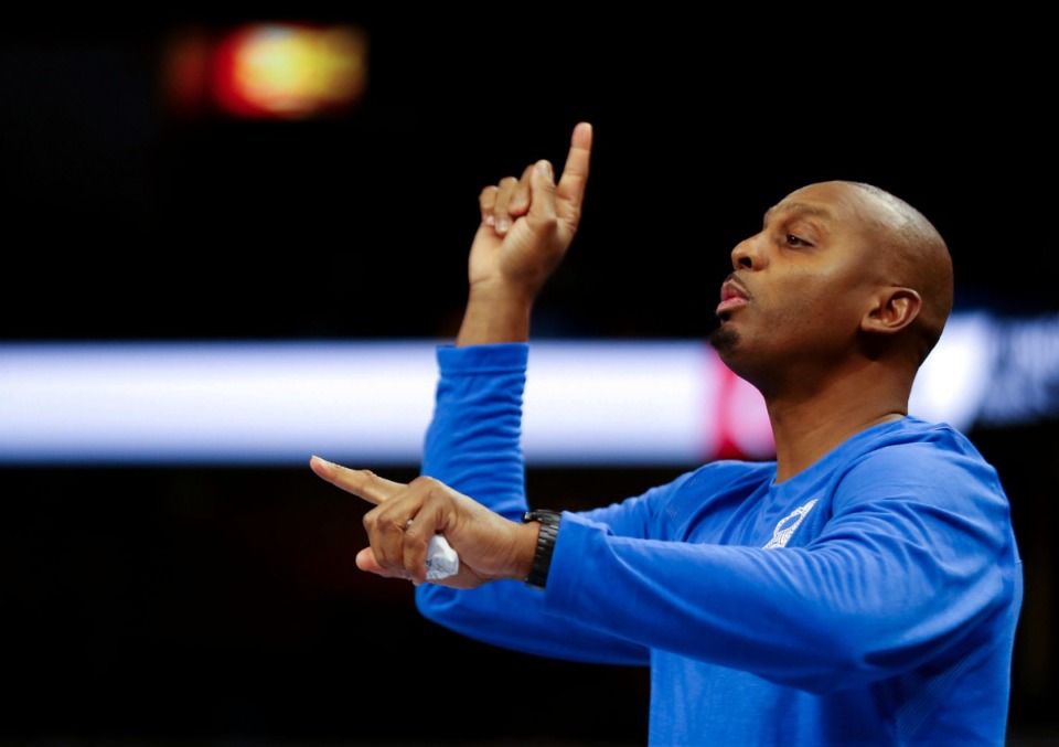 <strong>University of Memphis coach Penny Hardaway tries to get his players' attention during a Jan. 9, 2022 game against University of Cincinnati.&nbsp;The Tigers face the Bearcats Sunday, Feb. 26, 2023.</strong> (Patrick Lantrip/The Daily Memphian file)
