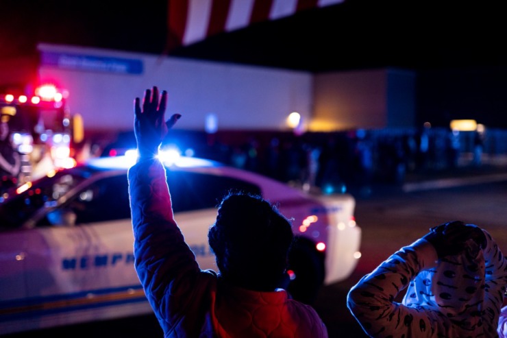 <strong>A pedestrian waves to the police during the &ldquo;Sea of Blue&rdquo;</strong>&nbsp;<strong>event&nbsp;on Feb. 27, 2023.</strong>&nbsp;(Brad Vest/Special to The Daily Memphian