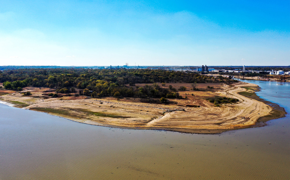 <strong>A large sandbar juts out into the Mississippi River south of Downtown Memphis Nov. 2, 2022.&nbsp;</strong>(Patrick Lantrip/The Daily Memphian file)