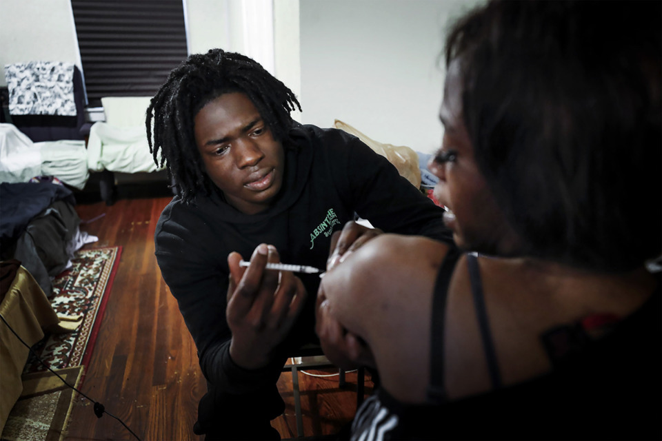 <strong>Therron Farsee, Jr., (left) gives his mother Dinishia Jones her insulin shot.&nbsp;According to the 2021 Tennessee Diabetes Action Report, 13.8% of adults in the state have been diagnosed with diabetes.</strong> (Mark Weber/The Daily Memphian file)