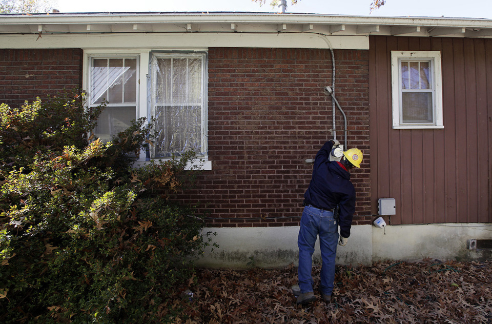 <strong>Nate Guyton of Memphis Light, Gas and Water installs a Smart Meter on a house in the Cooper-Young neighborhood.</strong>&nbsp;(The Daily Memphian file)