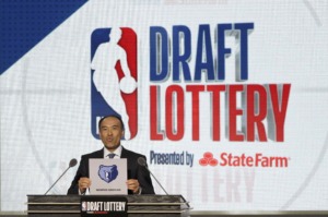 <span><strong>NBA Deputy Commissioner Mark Tatum announces that the Memphis Grizzlies won the fourth pick during the NBA basketball draft lottery Tuesday, May 15, 2018, in Chicago.</strong> (AP Photo/Charles Rex Arbogast)</span>