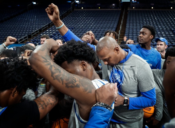 Memphis Tigers head coach Penny Hardaway (right) huddles with his team during media availability at the NCAA tournament on Thursday, March 16, 2023 in Columbus, Ohio. (Mark Weber/The Daily Memphian)