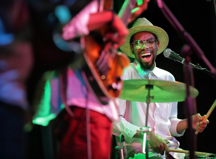 <strong>Christopher Underwood (right) jokes with his twin brother, Christian, during a show by their band The PRVLG at the Green Room in Crosstown Concourse on May 2. The concert, with Paul Taylor,&nbsp; was part of The Groove music series, focused on &ldquo;funky bands,&rdquo; at The Green Room.</strong> (Jim Weber/Daily Memphian)