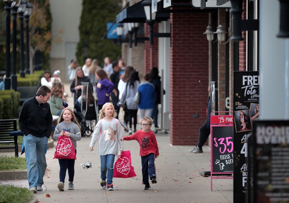 <strong>Shoppers at the Carriage Crossing Mall hunt for Black Friday deals on Nov. 23, 2018.</strong>&nbsp;(The Daily Memphian file)