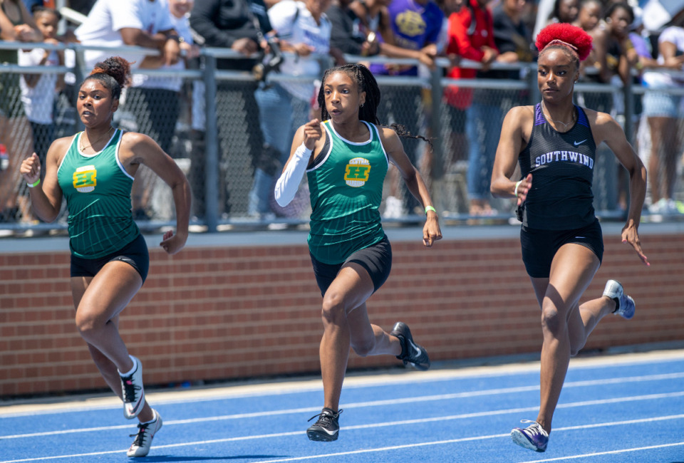 <strong>Jaitlyn Ware, (center) of Central High School currently has the top girls 100m and 200m times for Memphis-area track and field runners.</strong> (Greg Campbell/Special to The Daily Memphian file)