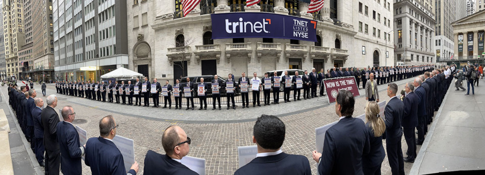 <strong>FedEx pilots protest outside NYSE as the company announces the consolidation of its operating segments.</strong> (Courtesy ALPA)