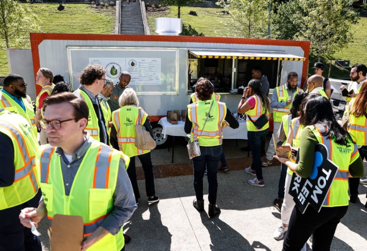 <strong>A tour group samples food from Paper Plate Pavilion food truck, which will have a dedicated spot at the newly remodeled Tom Lee Park.</strong> (Mark Weber/The Daily Memphian)