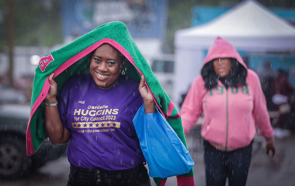 <strong>Danielle Huggins (left) and her sister, Brooklyn Huggins, try to stay dry at the the Alcy-Ball MEMFix event Saturday, April 29, 2023.</strong> (Patrick Lantrip/The Daily Memphian)