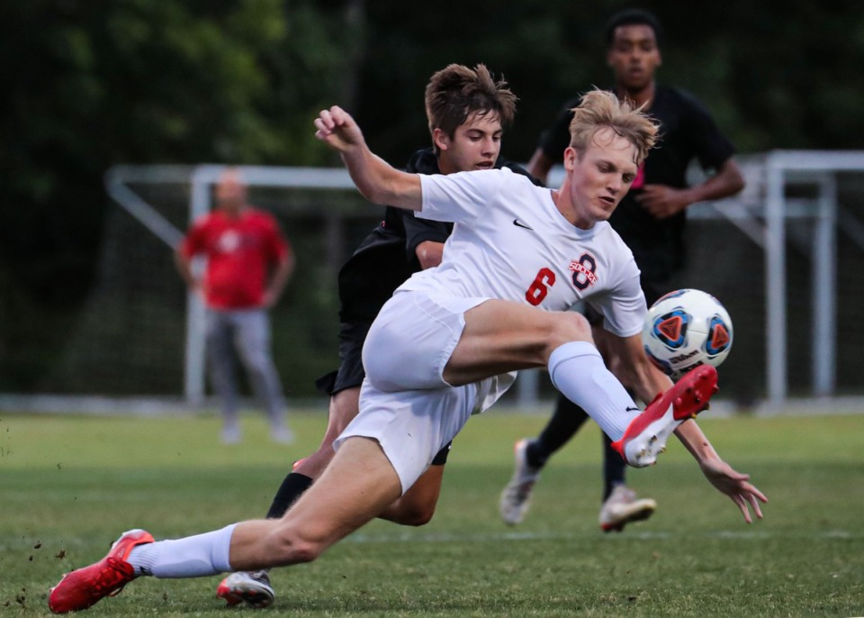 <strong>Houston sophomore Hays Adams (4) battles with Oakland senior Riley Clothier (6) during a May 24, 2022 state championship tournament match in Murfreesboro, Tennessee.</strong> (Patrick Lantrip/The Daily Memphian file)