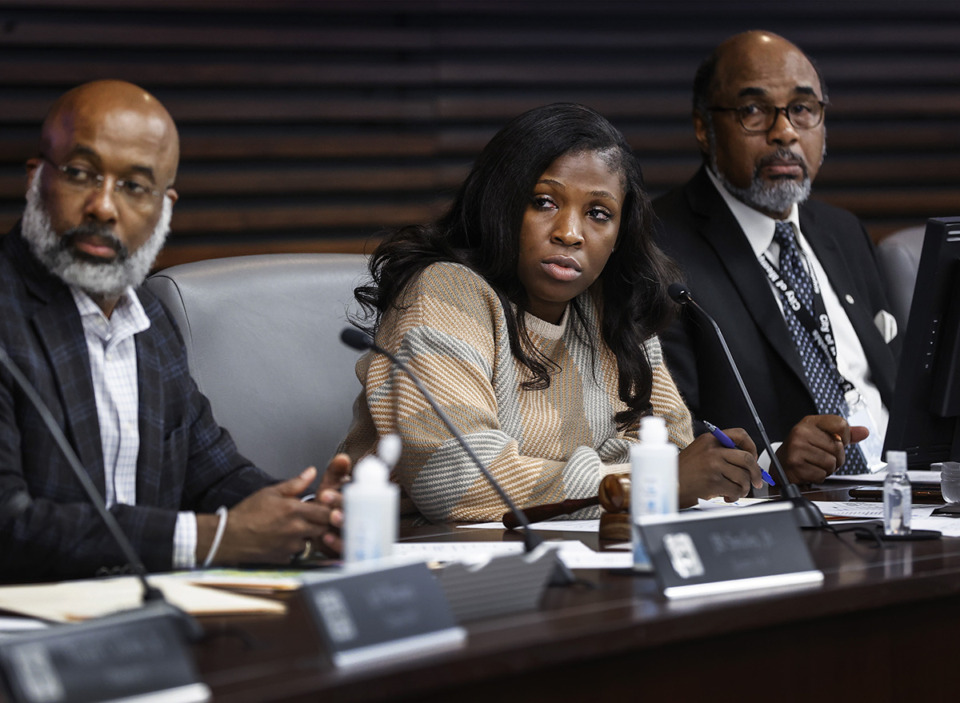 <strong>Memphis City Council member Michalyn Easter-Thomas (center) leads a redistricting committee meeting Dec. 13, 2022.&nbsp;Easter-Thomas recently accepted a position with the&nbsp;&nbsp;Memphis River Parks Partnership, which could violate the city charter.</strong> (Mark Weber/The Daily Memphian)
