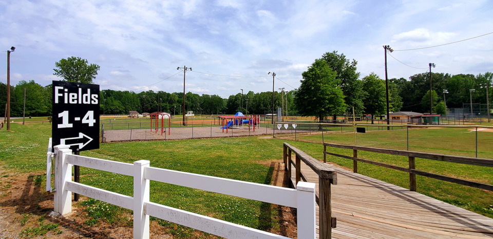 <strong>A sign directs ball players to fields 1-4 from an access road at Hernando Civic Center. A playground and bathrooms also are on the 35-acre site that aldermen voted to buy for $790,000.</strong> (Toni Lepeska/The Daily Memphian)