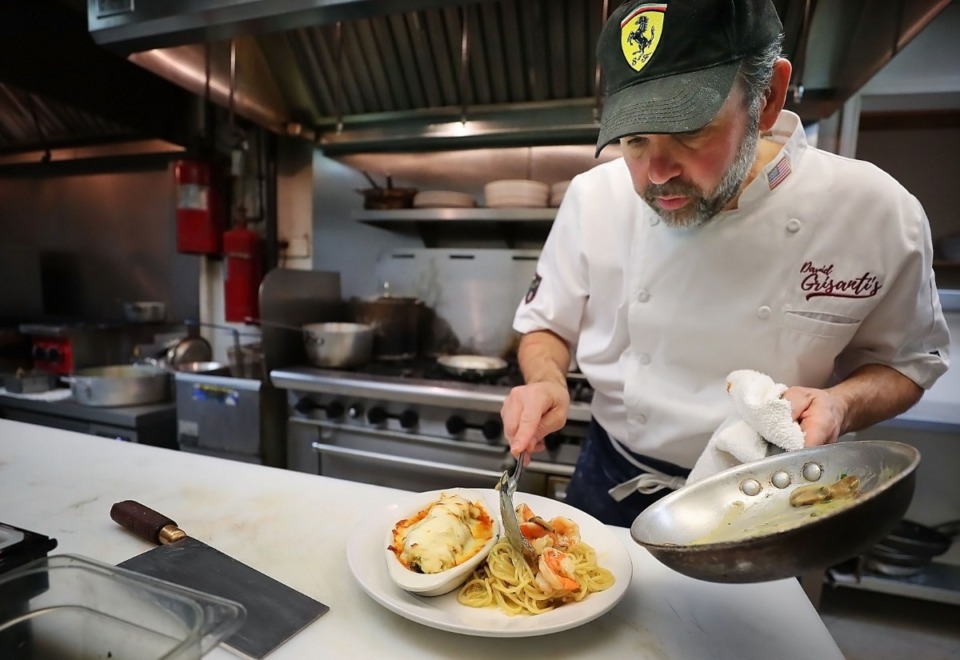 <strong>Chef David Grisanti plated manicotti with the Elfo&rsquo;s special during a lunch rush at his Collierville restaurant in 2020.</strong>&nbsp;(Jim Weber/The Daily Memphian file)