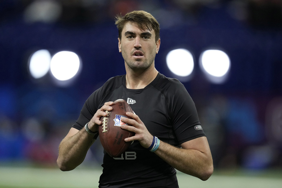 <strong>Memphis Showboats quarterback Cole Kelley (in a 2022 photo) said hardships have taught him to value every day.&nbsp;&ldquo;This life will pass you by if you don&rsquo;t take advantage of it. And I&rsquo;m talking from experience.&rdquo; </strong>(Charlie Neibergall/AP file)