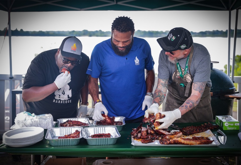<strong>Cedric the Entertainer (left) and Anthony Anderson (middle) taste-test ribs made with their new line of BBQ sauces and seasonings at Tom Lee Park May 18, 2023.</strong> (Patrick Lantrip/The Daily Memphian)