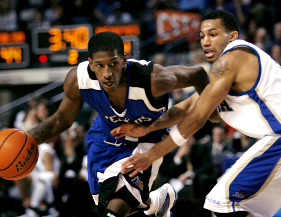 <strong>Memphis' Willie Kemp, left, drives around Tulsa's Brett McDade during a college basketball game against Tulsa in Tulsa, Ok. on Feb. 14, 2007. Kemp will coach the Beale Street Boys team during The Basketball Tournament.</strong> (David Crenshaw/AP Photo file)