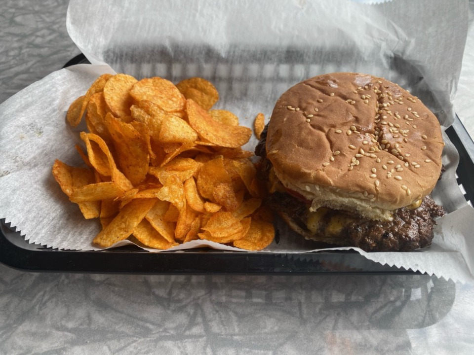 <strong>Flip Side&rsquo;s Pinball Wizard, a cheeseburger with fresh jalape&ntilde;o, fried onions and barbecue sauce.</strong> (Chris Herrington/The Daily Memphian)