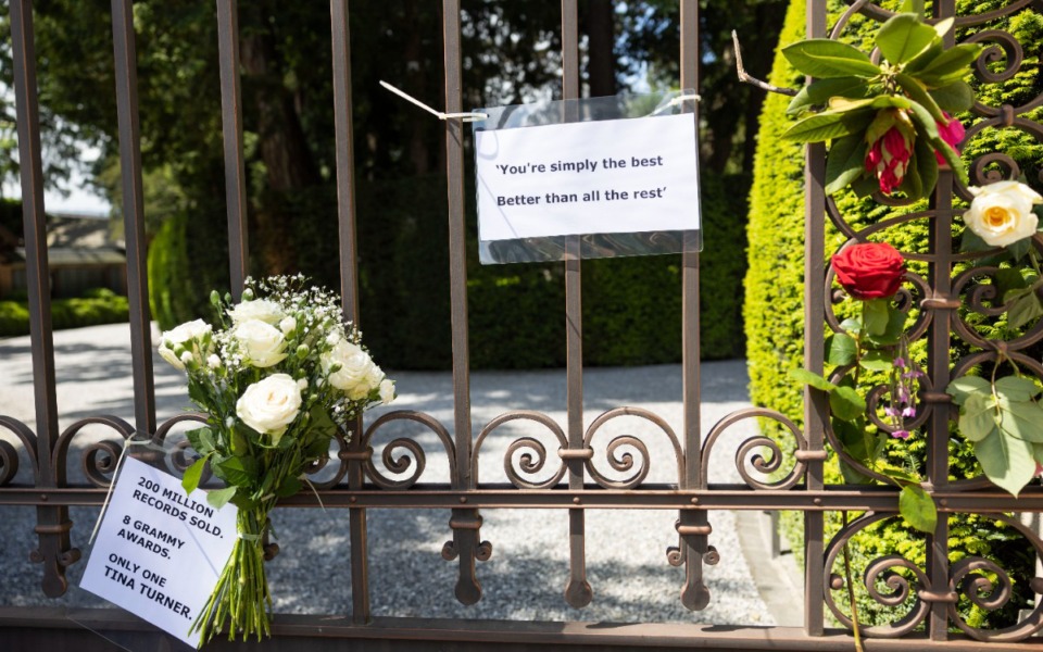 <strong>Notes are affixed on the gate of the house of late singer and stage performer Tina Turner in Kuesnacht, Switzerland, May 25.</strong>&nbsp;(Arnd Wiegmann/AP file)