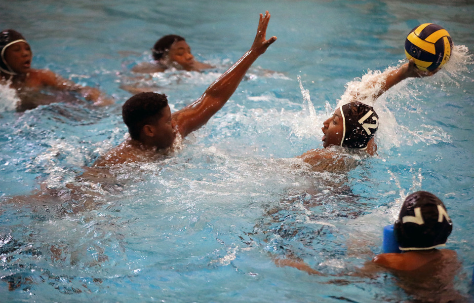 <strong>Jordan Bond contorts his way to an open look during a Friday, April 26, water polo scrimmage at the Bickford Aquatic Center in North Memphis.</strong> (Patrick Lantrip/Daily Memphian)