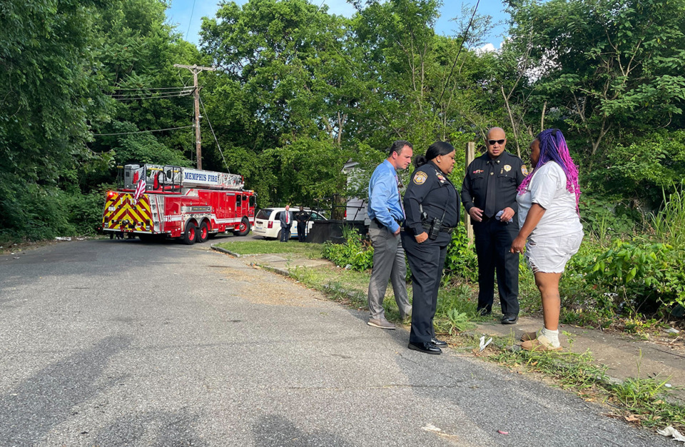 <strong>Members of the Memphis Fire Department speak with the aunt of the four young children who died in a deadly apartment fire in South Memphis.</strong> (Julia Baker/The Daily Memphian)