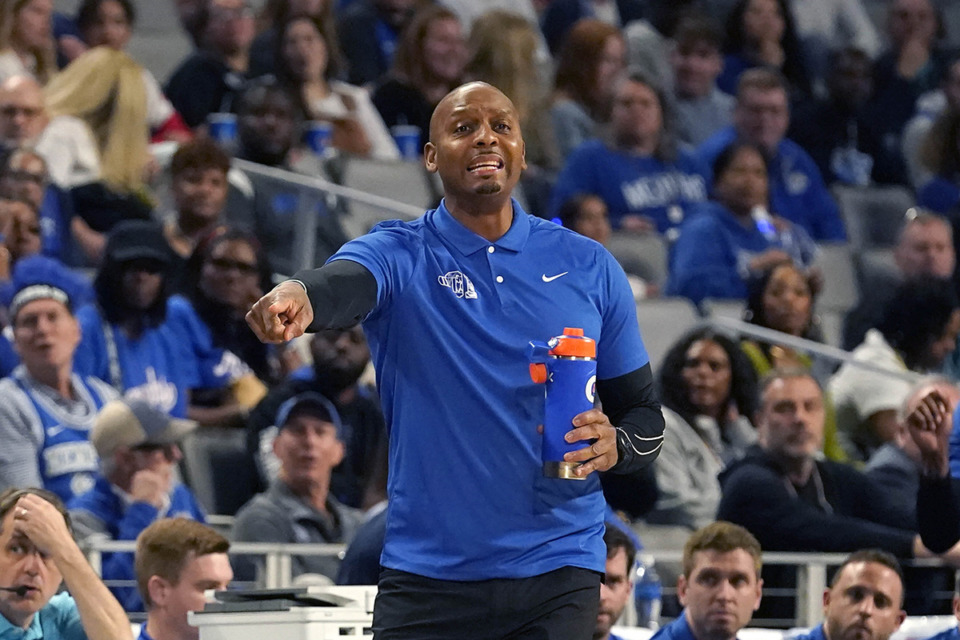<strong>Memphis head coach Penny Hardaway points from the sidelines during the first half against Houston in the finals of the American Athletic Conference Tournament Sunday, March 12, 2023, in Fort Worth, Texas.</strong> (AP Photo/LM Otero)