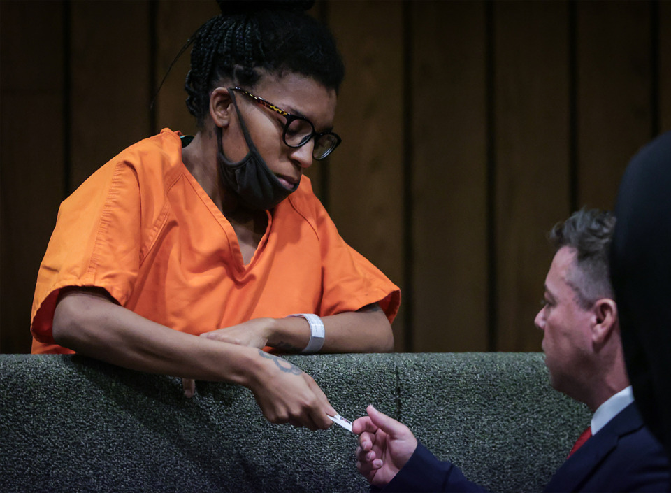 <strong>Brittney Jackson speaks to attorney Kenneth Brashier after a court appearance June 20, 2023. She is&nbsp;&nbsp;charged with aggravated child neglect, abuse of a corpse and making a false offense report.</strong> (Patrick Lantrip/The Daily Memphian)