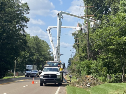 <strong>Standard Electric crews repair power lines on U.S. 70 in Bartlett on June 29, 2023.</strong> (Michael Waddell/Special to The Daily Memphian)