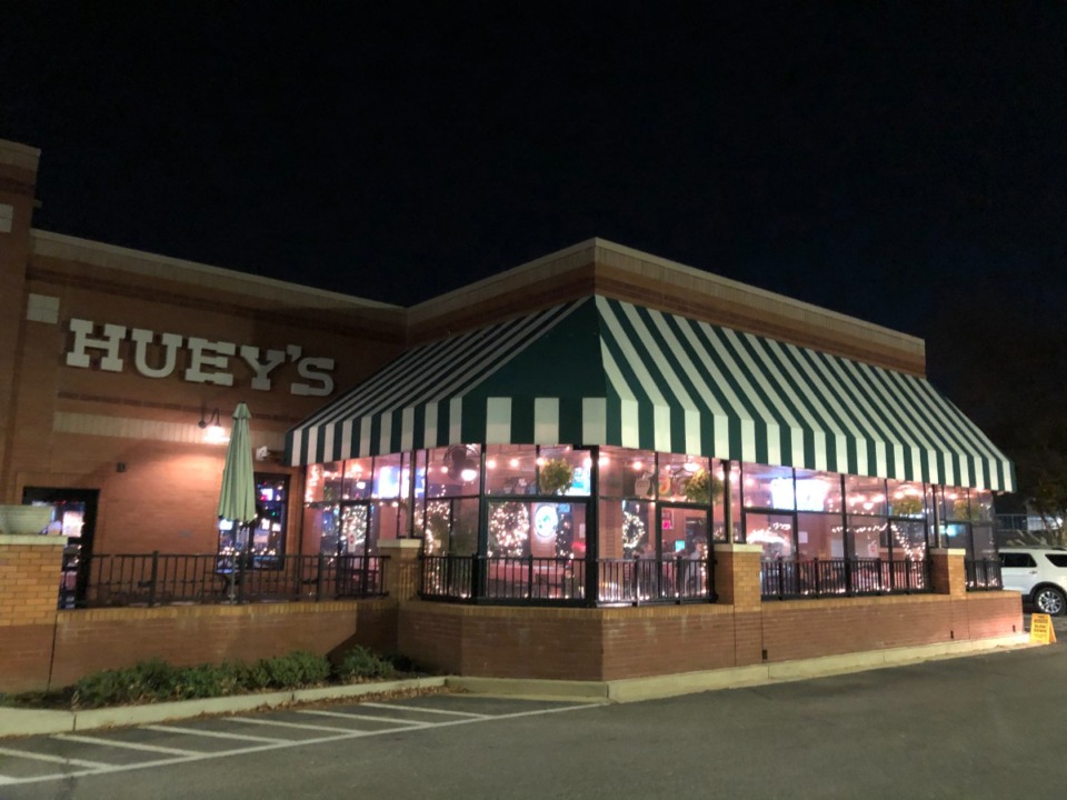 <strong>The Huey&rsquo;s restaurant at 7677 Farmington Blvd. in Germantown is closed while the city corrects the water issue.</strong> (Holly Whitfield/The Daily Memphian)
