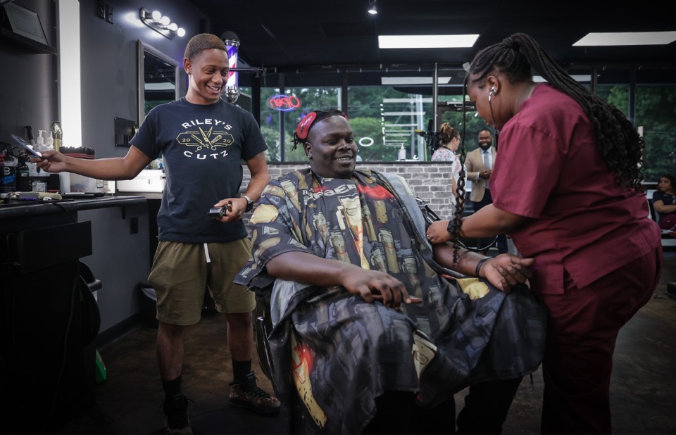 <strong>Joe Kholfan gets his blood pressure checked by Breanna Baker while getting his hair cut by Jalyn James at Riley's Cutz in Bartlett July 19, 2023.</strong> (Patrick Lantrip/The Daily Memphian)