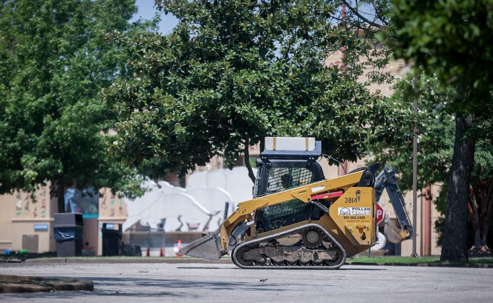 <strong>Crews begin repaving the parking lot of the Memphis Zoo Thursday, July 27.</strong>&nbsp;<strong>The zoo began directing cars to its Galloway lot off McLean Boulevard.</strong> (Patrick Lantrip/The Daily Memphian)