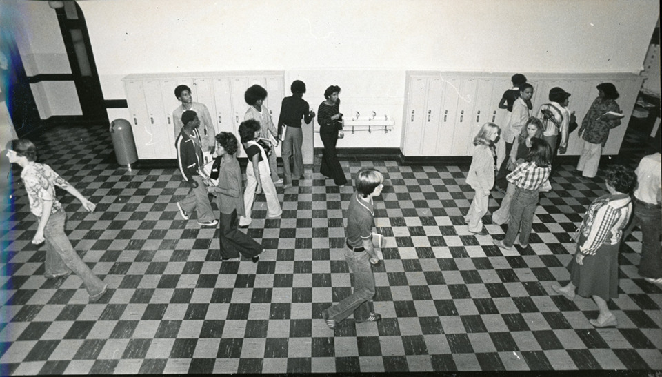 <strong>Students change classes in a high school in 1978.</strong>&nbsp;(Courtesy Special Collections Department, University of Memphis Libraries)