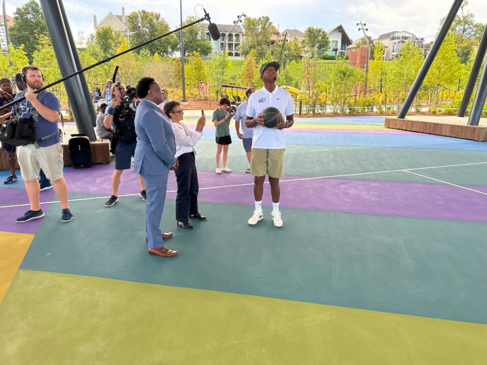 <strong>Penny Hardaway inaugurated the outdoor court at the newly renovated Tom Lee Park by making a free throw.</strong>(Parth Upadhyaya/The Daily Memphian)&nbsp;