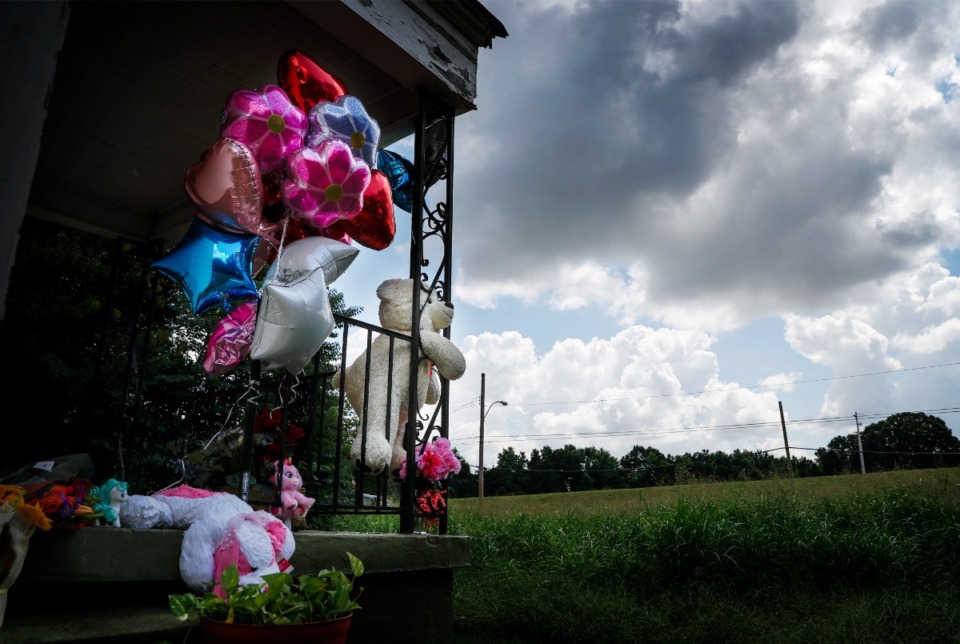 <strong>Sept. 7, 2022: Memorial balloons and stuffed animals are left on the porch of the abandoned house at 1666 Victor St. where the body of Eliza Fletcher was found.</strong> (Mark Weber/The Daily Memphian file)