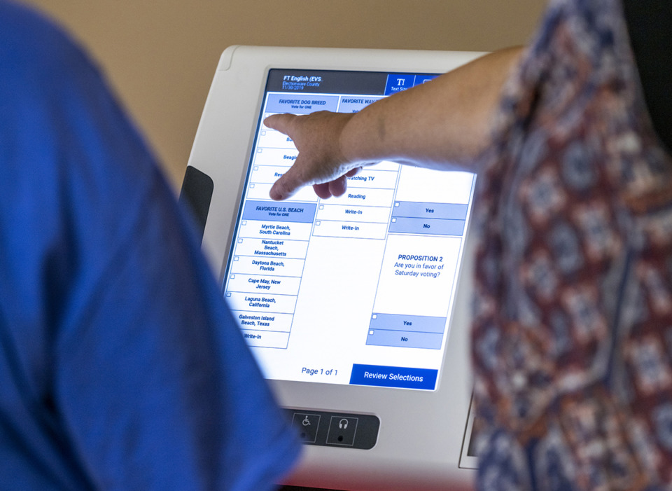 <strong>Alana Blackstone with the Shelby County Election Commission points to the touch screen on a voting machines during a demontration.</strong> (Greg Campbell/Special to The Daily Memphian)