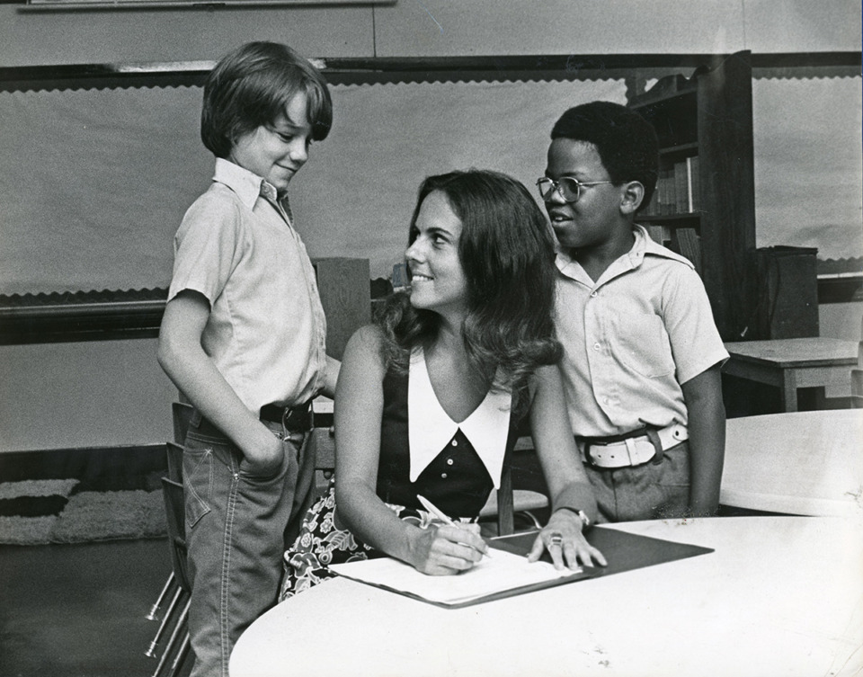 <strong>Teacher Wanda Hutton with two students days before the start of the 1973-1974 school year and the start of Plan Z busing in Memphis City Schools.</strong> (Courtesy Special Collections Department, University of Memphis Libraries)