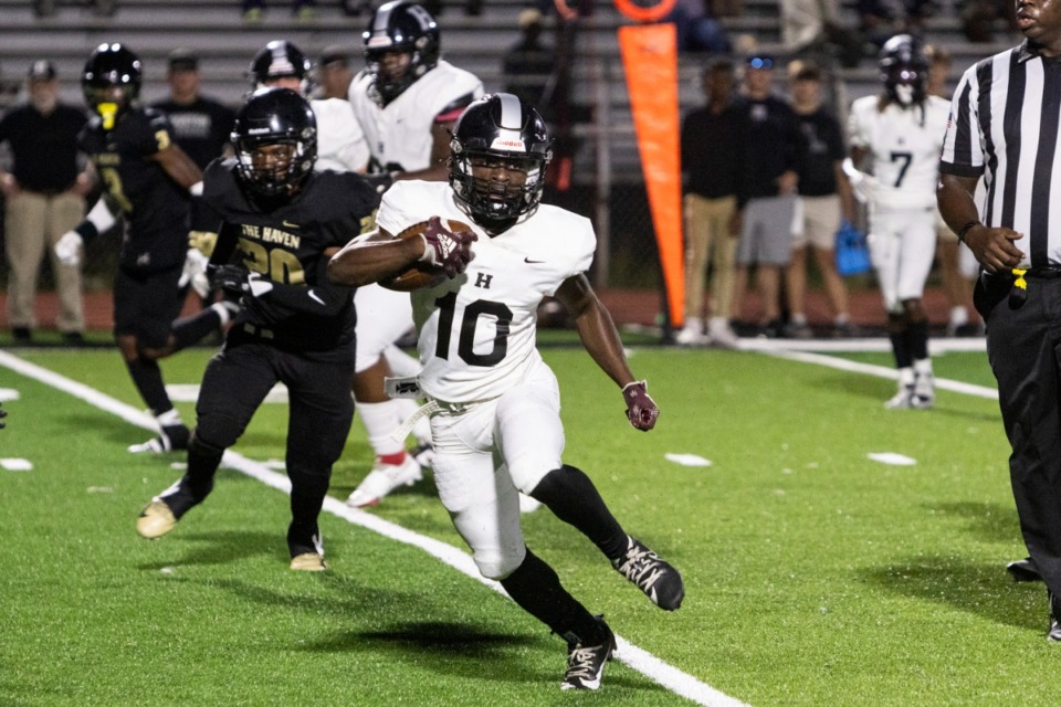 <strong>Houston&rsquo;s Damon Sisa runs with the ball during the game against Whitehaven on Friday, Sept. 15.</strong>&nbsp;(Brad Vest/Special to The Daily Memphian)