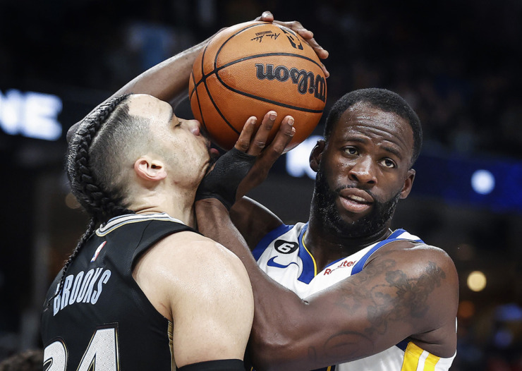 <strong>Memphis Grizzlies defender Dillon Brooks (left) and Golden State Warriors forward Draymond Green (right) get tied up on Thursday, March 9, 2023.</strong> (Mark Weber/The Daily Memphian file)