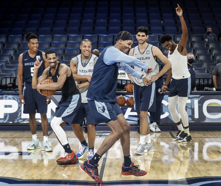 <strong>Memphis Grizzlies rookie Ziaire Williams (middle) dances for his teammates during open practice on Sunday, Oct. 3, 2021.</strong> (Mark Weber/The Daily Memphian file)