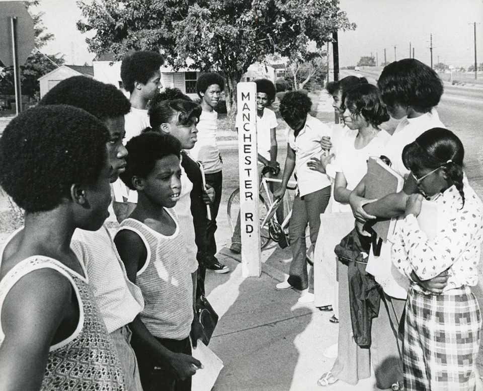 <strong>Waiting for the school bus at Manchester and Ball Roads on the first day of Plan Z busing in 1973. The bus stop was close to Alcy Elementary School.</strong> (Courtesy Special Collections Department, University of Memphis Libraries)