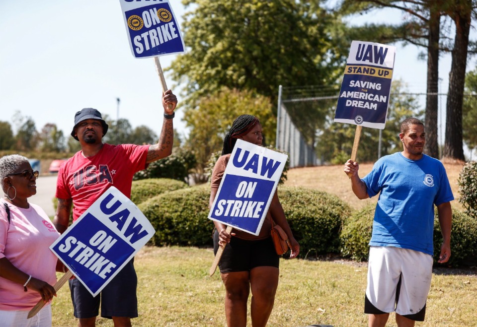 <strong>Union workers strike outside the AC Delco Distributing center on Friday, Sept. 29, 2023.</strong> (Mark Weber/The Daily Memphian)