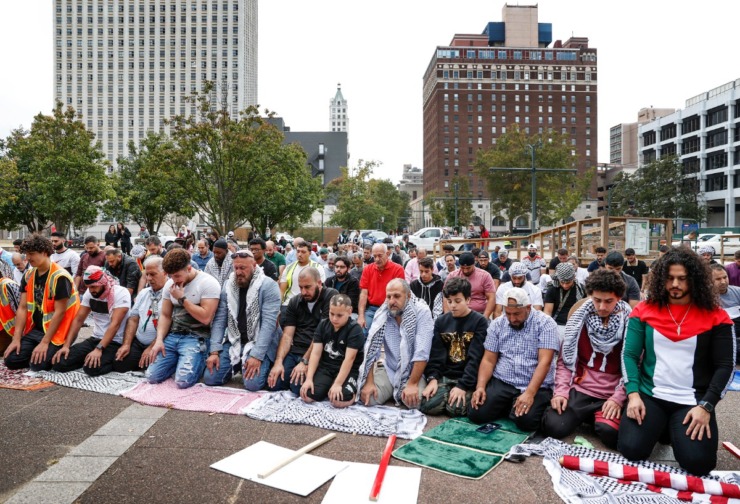 <strong>Palestine supporters take part in a prayer and protest on Friday, Oct. 13, 2023 in Downtown Memphis.</strong> (Mark Weber/The Daily Memphian)&nbsp;