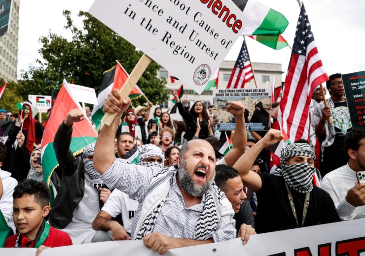 <strong>Palestine supporters take part in a prayer and protest on Friday, Oct. 13, 2023 in Civic Center Plaza.</strong> (Mark Weber/The Daily Memphian)&nbsp;