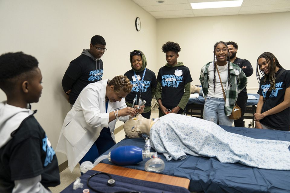 <strong>Local students participate in a lab exercise during a HealthCORE program, which introduces young people to health care careers and gives them opportunities to connect with professionals in fields that interest them.</strong> (Courtesy Baptist Health Sciences University)