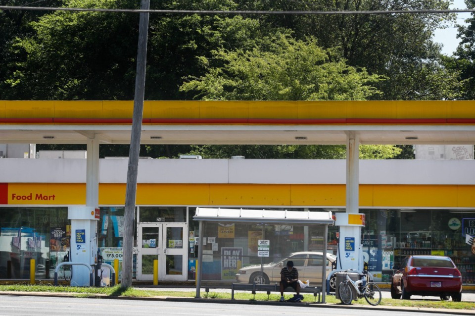 <strong>William Skelton was charged after pepper spraying Drew Thomas at this Shell gas station and convenience store at 2400 Airways Blvd. in Whitehaven.</strong> (Mark Weber/Daily Memphian file)