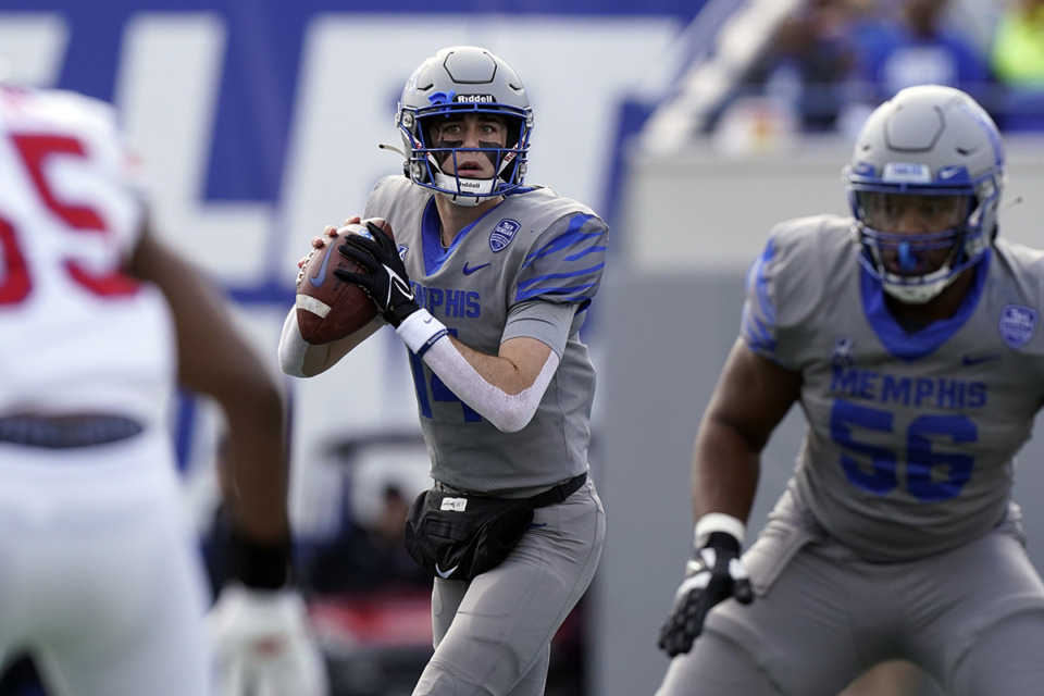 <strong>Frank Bonner II expects this weekend's matchup to be a battle between Southern Methodist quarterback Preston Stone and University of Memphis quarterback Seth Henigan. Henigan, center, looks for a receiver in the first half of the game against SMU Saturday, Nov. 6, 2021, in Memphis. </strong>(Mark Humphrey/AP Photo)