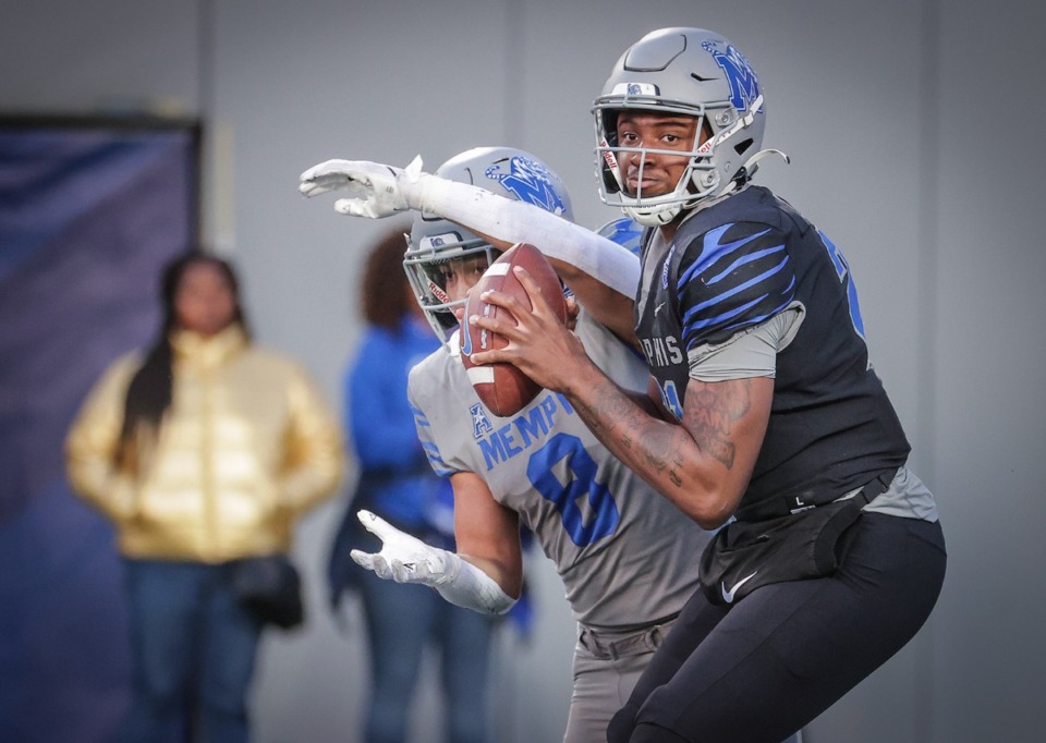 <strong>Memphis backup quarterback Tevin Carter (21) looks for an open receiver during the Tigers' 2023 spring game. Carter has announced plans to enter the NCAA transfer portal.</strong> (Patrick Lantrip/The Daily Memphian)